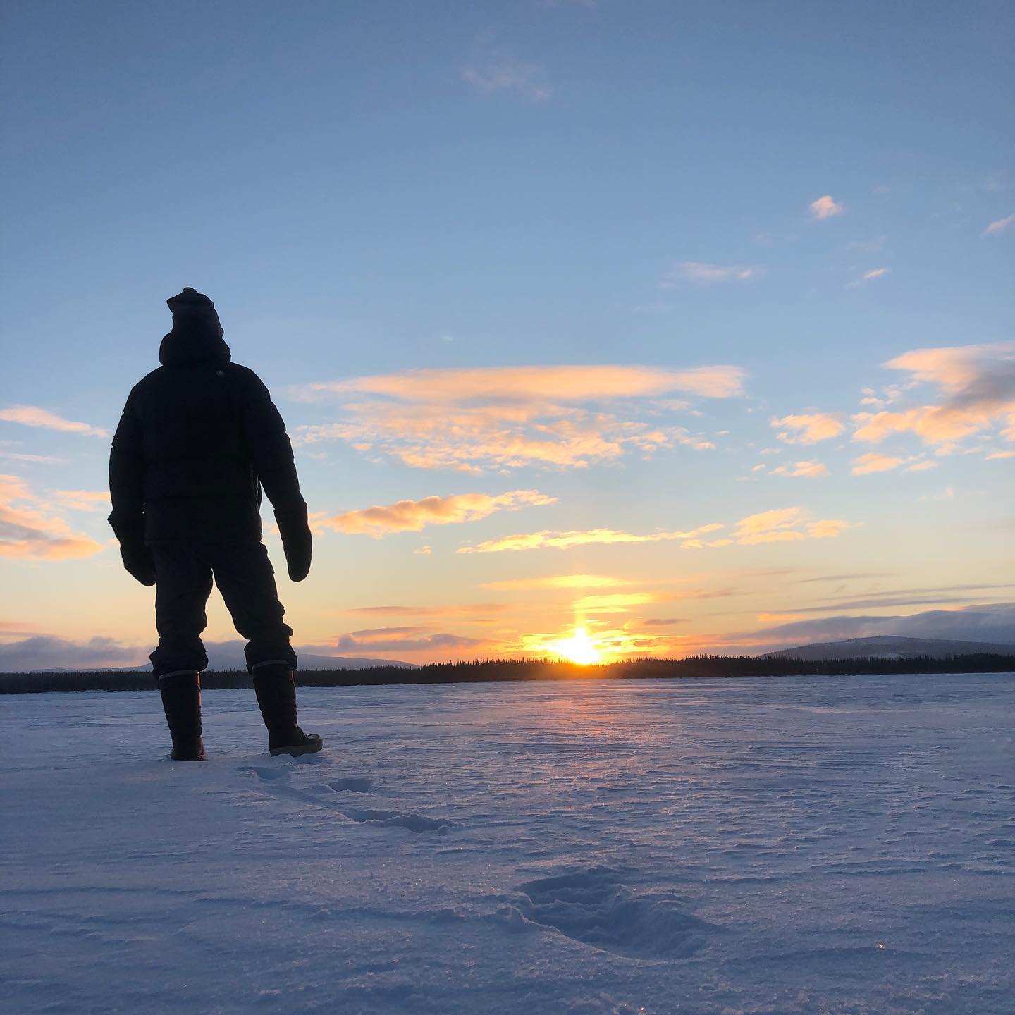 Midvintersolståndet är nära. Solen orkar knappt upp över fjällen i söder