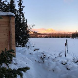 En premiär-skidtur i eftermiddag, till nya vindskyddet i Långviken, Marssjön. Toppenfint skidföre.