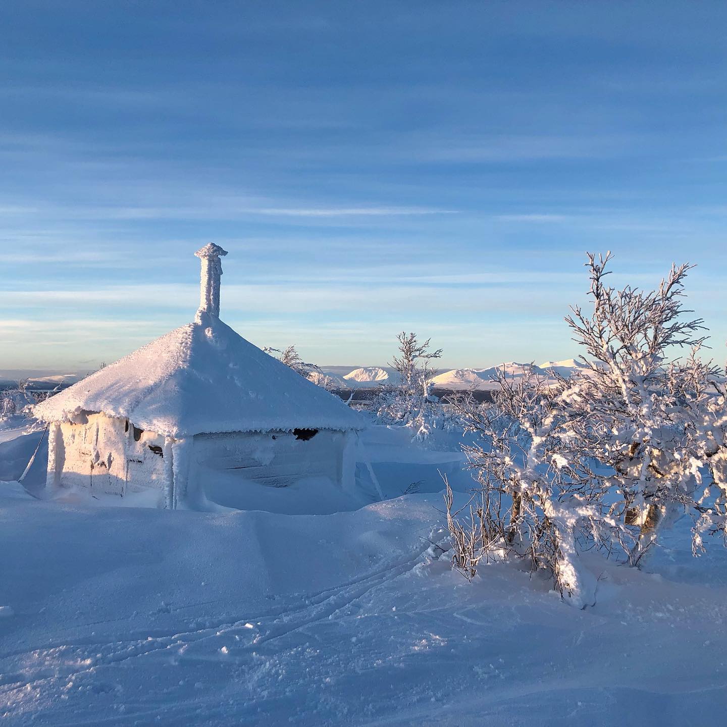 Det var jobbigt att gå ospårat på skidor upp från Svartsjön. Men fantastiskt när man väl kommer upp på Njakafjället